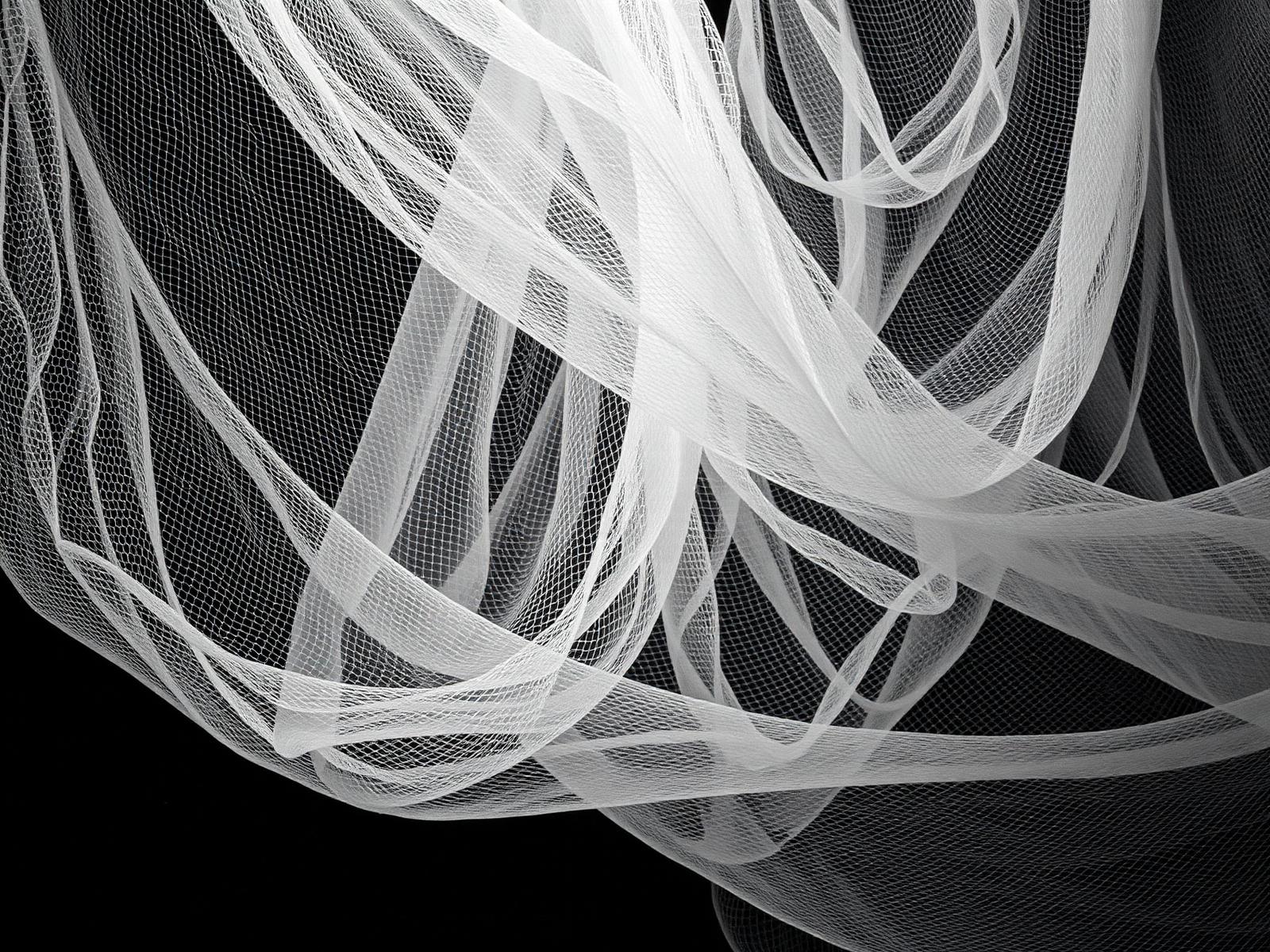 Capas de tela mesh traslúcida fotografiadas en blanco y negro
